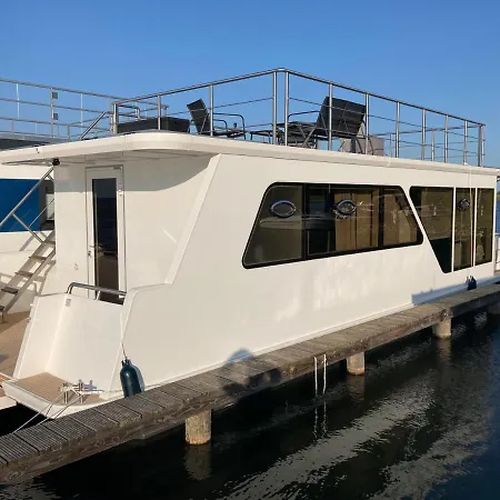 Tatil Evi Floating 33 - Lea Sophie